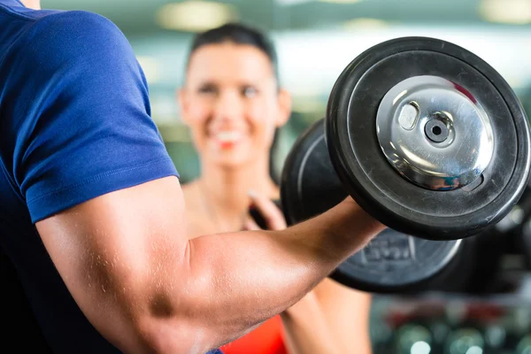 Personal Trainer in gym and dumbbell training — Stock Photo, Image