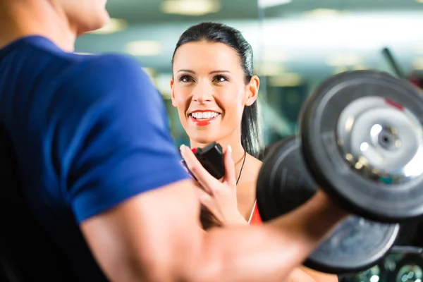 Personal Trainer im Fitnessstudio und Kurzhanteltraining — Stockfoto