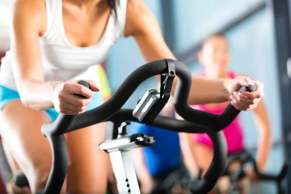 Jóvenes girando en el gimnasio de fitness — Foto de Stock