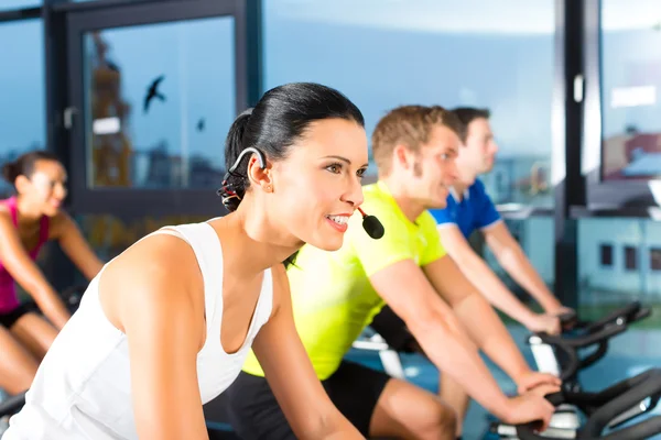 Giovani Spinning nella palestra fitness — Foto Stock