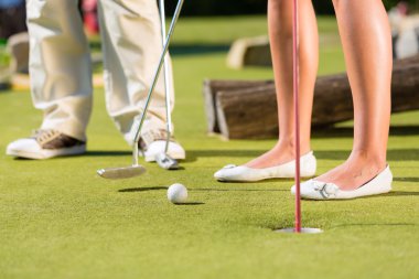 İnsanlar iskambil minyatür golf açık havada