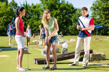 İnsanlar iskambil minyatür golf açık havada