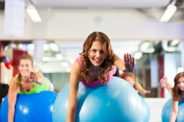 Spor salonu fitness kadınlar - eğitim ve egzersiz