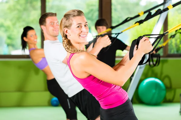 Süspansiyon eğitmeni spor salonunda egzersiz insanlar — Stok fotoğraf