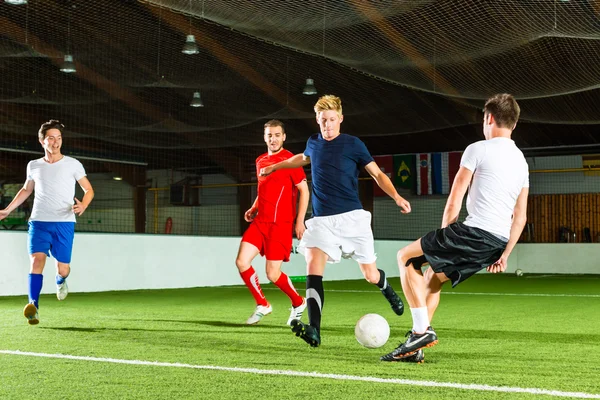Férfi csapat játszik a futball vagy foci — Stock Fotó