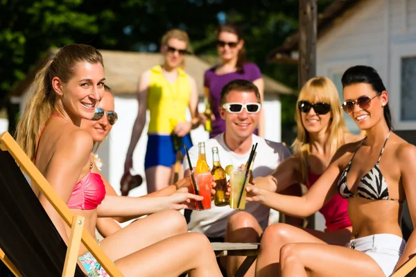Pessoas na praia bebendo fazendo uma festa — Fotografia de Stock