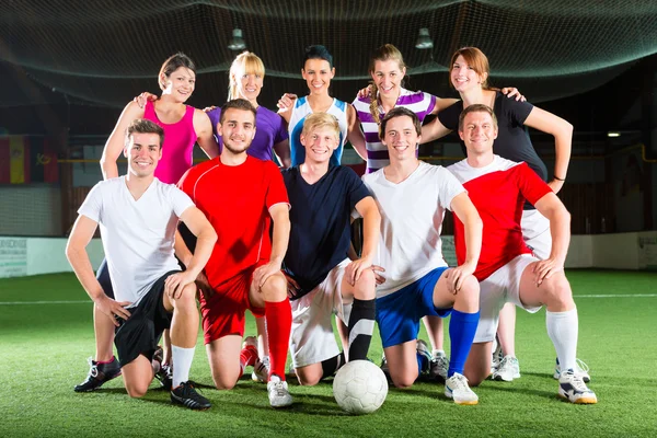 Mannen en vrouwen in gemengde sport team — Stockfoto