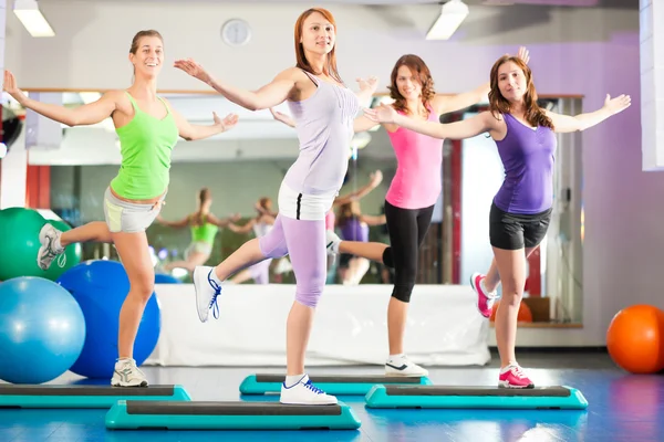 Fitness - Training and workout in gym — Stock Photo, Image