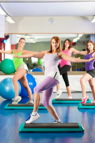 Fitness - opleiding en training in de sportschool — Stockfoto