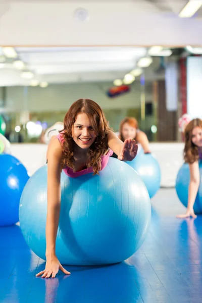 Gym fitness žen - výcvik a cvičení — Stock fotografie