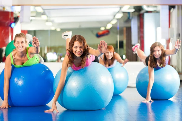 Gimnasio mujeres fitness - Entrenamiento y entrenamiento — Foto de Stock