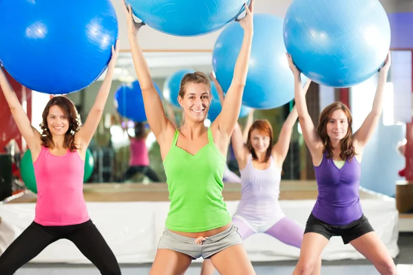 Fitness - Entrenamiento y entrenamiento en el gimnasio — Foto de Stock