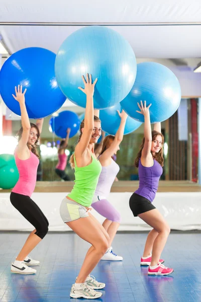 Fitness - výcvik a cvičení v tělocvičně — Stock fotografie