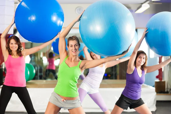 Fitness - Training und Workout im Fitnessstudio — Stockfoto