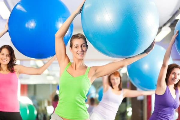 健身俱乐部-培训和在健身房锻炼 — 图库照片