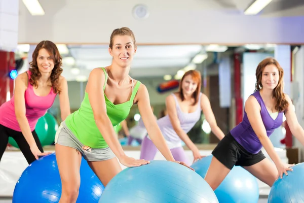 Тренажерный зал фитнес-женщин - тренировки и тренировки — стоковое фото