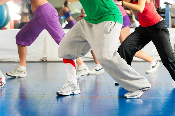 Фитнес - зумба танцевальные тренировки в тренажерном зале — стоковое фото