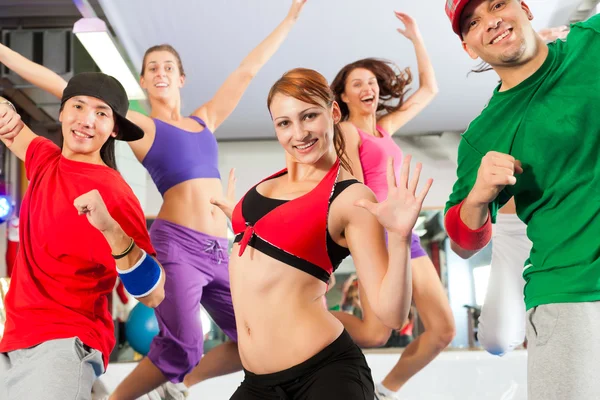 健身俱乐部-尊巴舞培训在健身房 — 图库照片