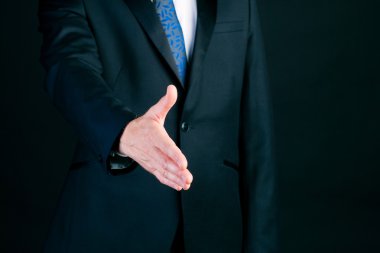 İş adamı el sıkışma sunan takım elbiseli 