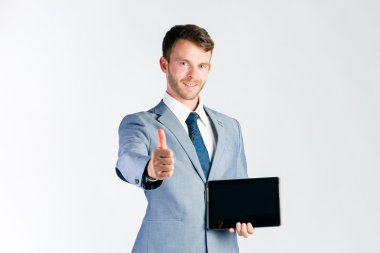 İşadamı sunan tablet bilgisayar