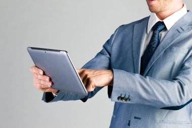 Tablet bilgisayar kullanan işadamı
