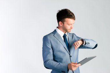 Tablet bilgisayar kullanan işadamı