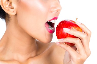 Asyalı kadın yeme elma ve sağlıklı yaşam