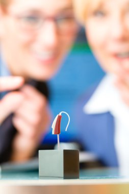 Sağır kadın ile heraring yardım