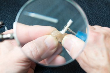 İşitme cihazı üzerinde çalışma acoustician