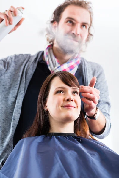 Hairdresser styling woman hair in shop — Stock Photo, Image