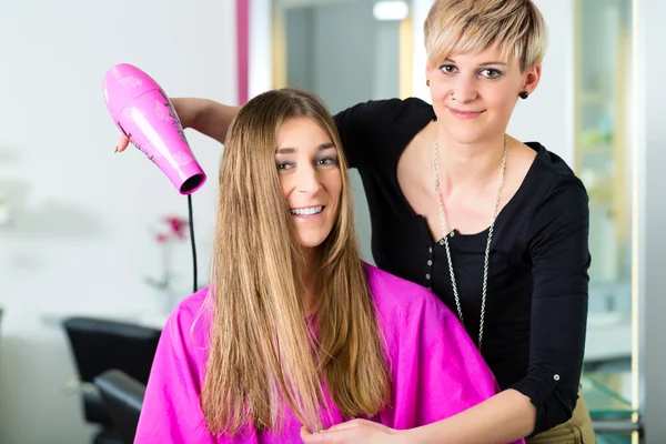 Frau beim Friseur mit getrockneten Haaren — Stockfoto