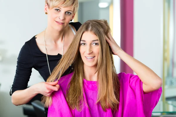 Femme chez le coiffeur obtenir des conseils — Photo