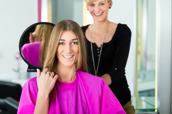 Mujer en el peluquero recibiendo consejo — Foto de Stock