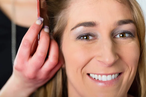 Mujer recibiendo corte de pelo en peluquería tienda — Foto de Stock