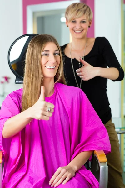 Frau beim Friseur lässt sich beraten — Stockfoto