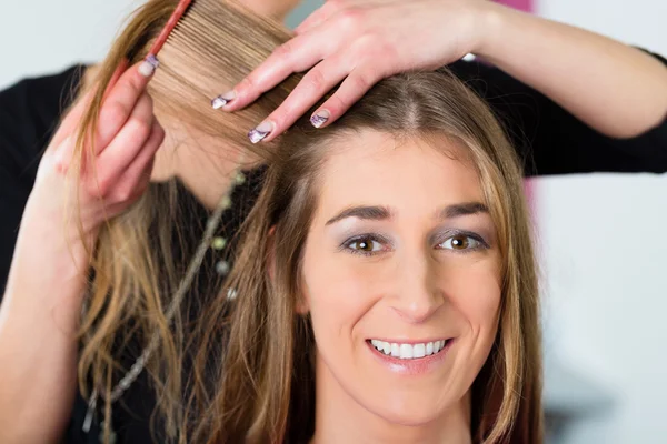 Mujer recibiendo corte de pelo en peluquería tienda —  Fotos de Stock