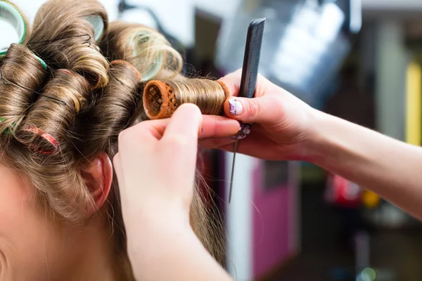 Kobieta na skręcanie włosów fryzjer — Zdjęcie stockowe