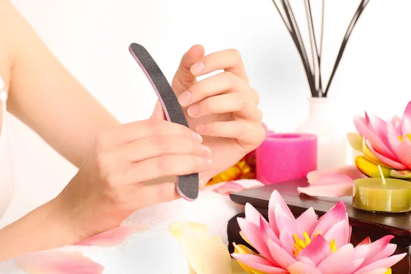 Mujer haciendo manicura —  Fotos de Stock