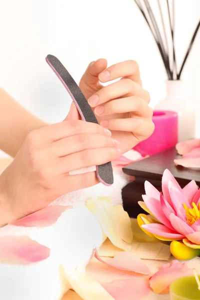 Vrouw doet manicure — Stockfoto