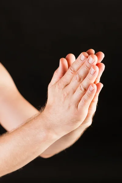 Mano masculina rezando — Foto de Stock