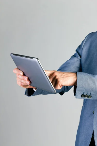 Бизнесмен с помощью планшетного компьютера — стоковое фото