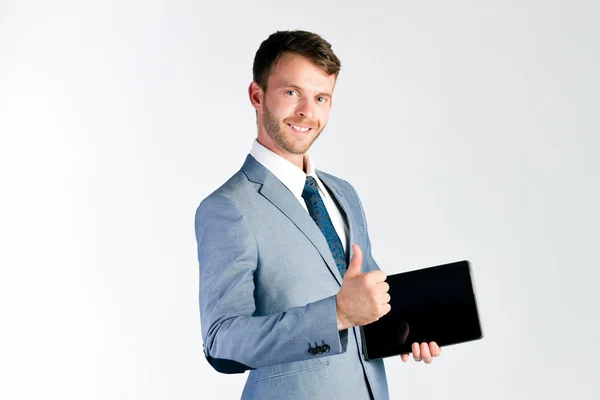 Empresário apresentando tablet computador — Fotografia de Stock