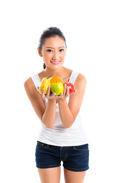 Mulher asiática oferecendo frutas saudáveis — Fotografia de Stock