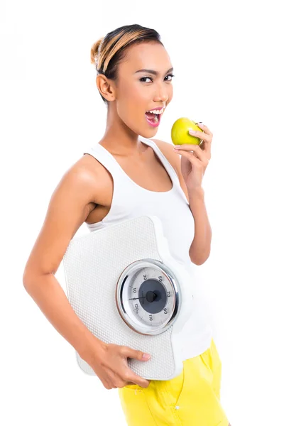 Mujer asiática con escala comiendo sano — Foto de Stock