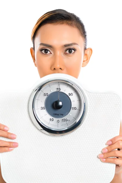 Ázsiai nő vesztes súly kilogramm skála — Stock Fotó