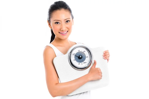 Aziatische vrouw verliezen van gewicht met schaal — Stockfoto