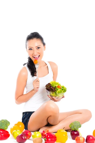 Asiática china mujer comer sano ensalada —  Fotos de Stock