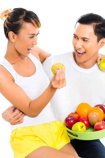 Casal asiático comendo frutas e vivendo saudável — Fotografia de Stock