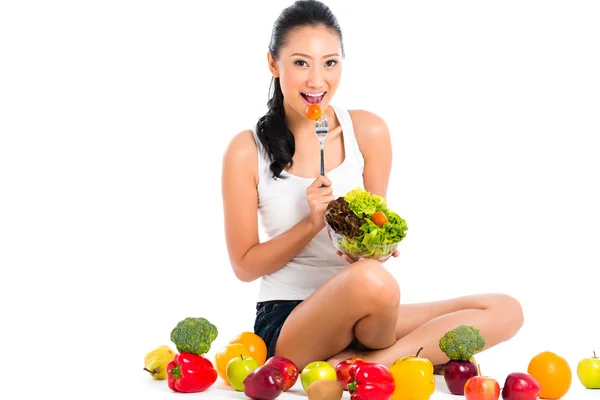 Asiática china mujer comer sano ensalada — Foto de Stock
