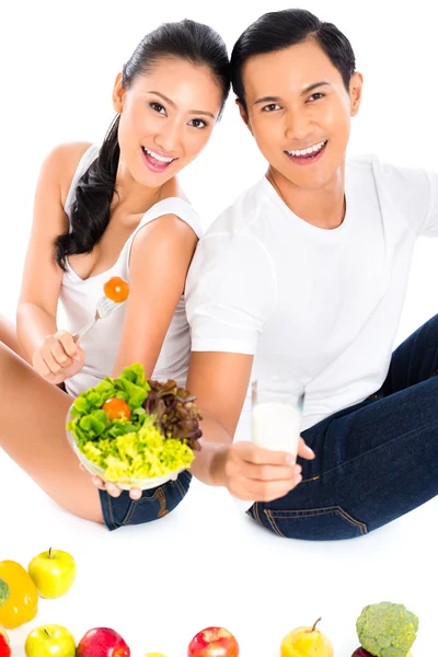 Asian pár eszik saláta gyümölcs- és zöldségfélék — Stock Fotó